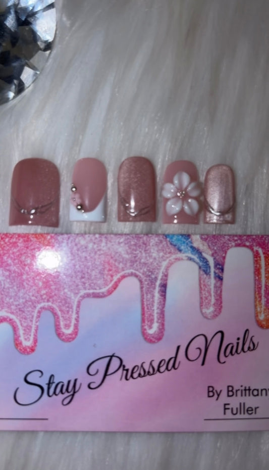 Mauve Pink & Silver Cateye press on Nails Size Medium ￼